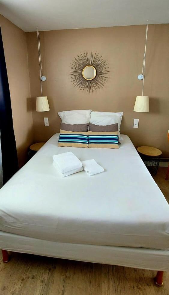 Hotel La Croisette & Restaurant Bistrot Gantier En Centre Ville รัวย็อง ภายนอก รูปภาพ